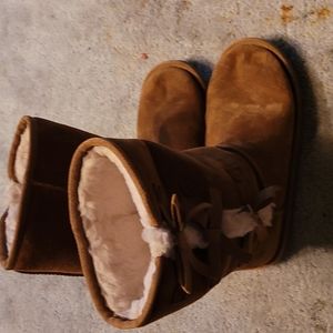 Kookaburra by Ugg size 4